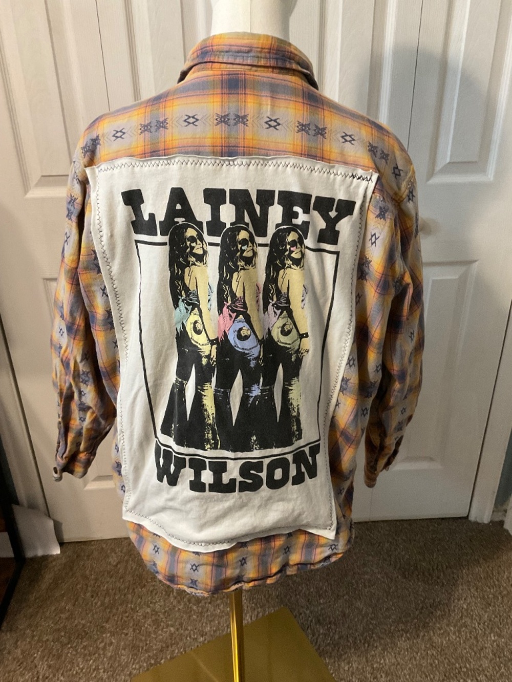 Lainey Wilson Upcycled Back Graphic T-Shirt on Men's Large Flannel
